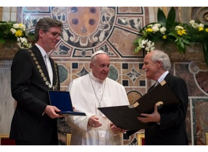 Papa Francesco riceve premio Carlo Magno